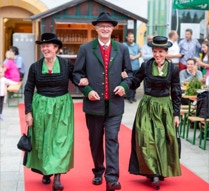 Z´sammsitzn in Tamsweg Modenschau